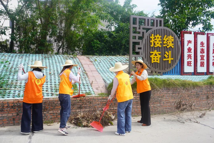 志愿者在清扫垃圾，改善人居环境。姚瑶 摄
