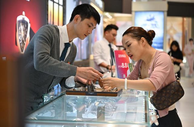 11月1日，顾客在海口日月广场免税店购物。新华社记者 郭程 摄