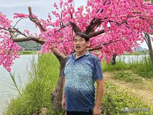 ▲朱之文在树下放声歌唱。受访者供图