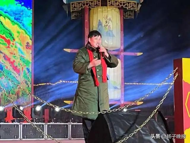 ▲2月12日元宵节，朱之文在鄂尔多斯伊金霍洛旗的元宵节晚会唱歌