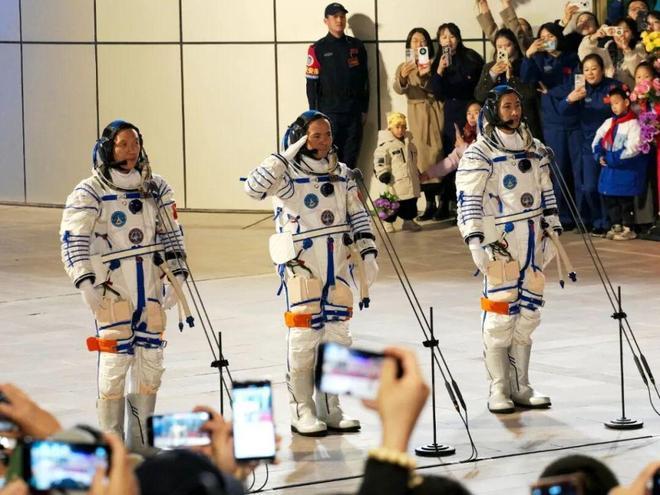 航天员张陆（中）、武飞（右）、张洪章（左）领命出征太空 本文图片均为中国航天科技集团供图