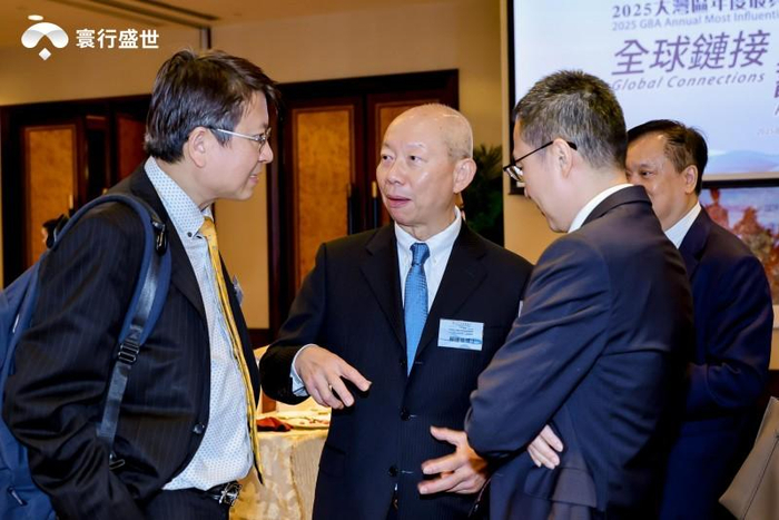                               图为：刘佐德全球经济及金融研究所常务所长庄太量教授和赖国伟博士