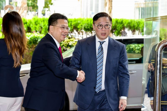                    图为：香港特别行政区政府律政司副司长张国钧博士和大湾区学院执行院长区国强院士