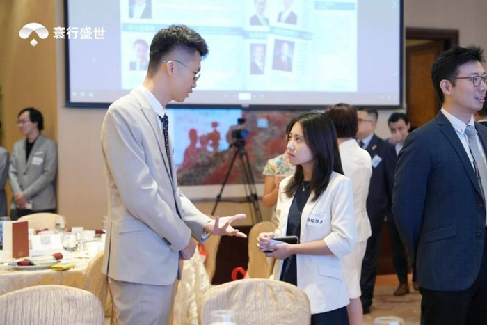                                           图为：寰行盛世副总裁邱俊敏先生与活动嘉宾交谈