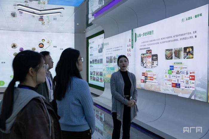 采访团在瑞昌市溢香农产品有限公司展厅参观（央广网发  尹博  摄）