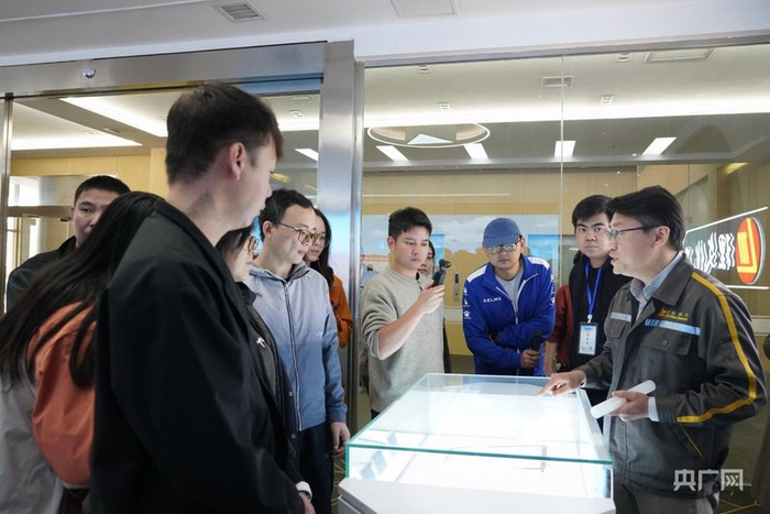 卫晓宇正在介绍主导产业如何加快创新转型、提质增效（央广网记者周蓓  摄）