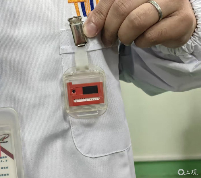 记录个人核辐射的热释光剂量计。黄海华 摄