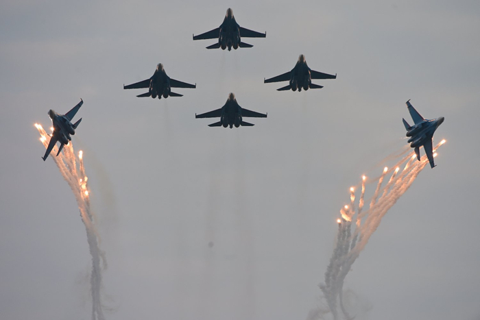 俄罗斯“勇士”飞行表演队正在进行飞行表演