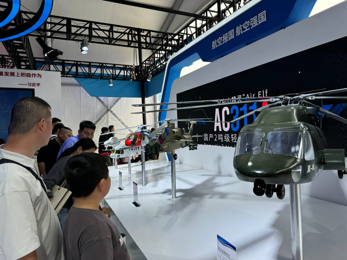 游客正在参观各类直升机展示模型