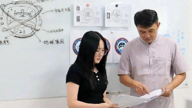 董恬（左）、顾欣（右）讨论标识设计。 受访者供图