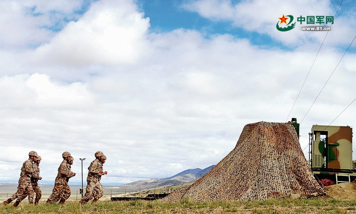 　　空军某部官兵奔赴战位。陈明扬 摄