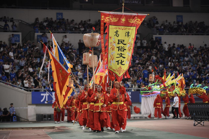 “苏超”淘汰赛1/4决赛南京主场对阵连云港，赛前举行当地民俗文化展演。刘建民摄