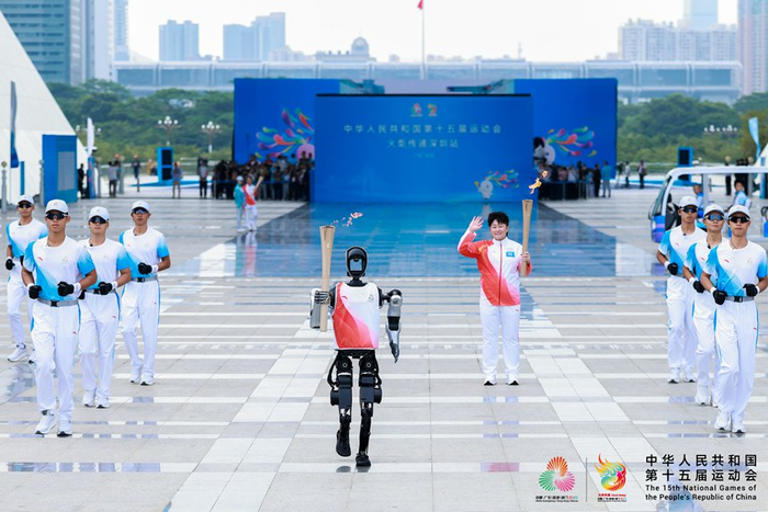 机器人“夸父”传递火炬。主办方供图