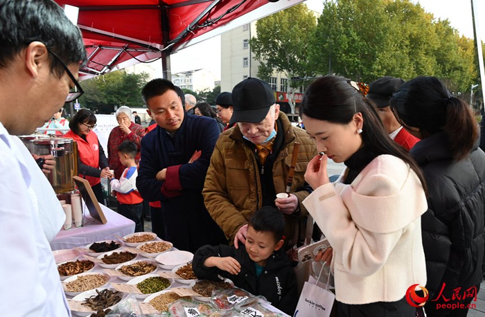 中药识别。人民网记者 王玉兴摄