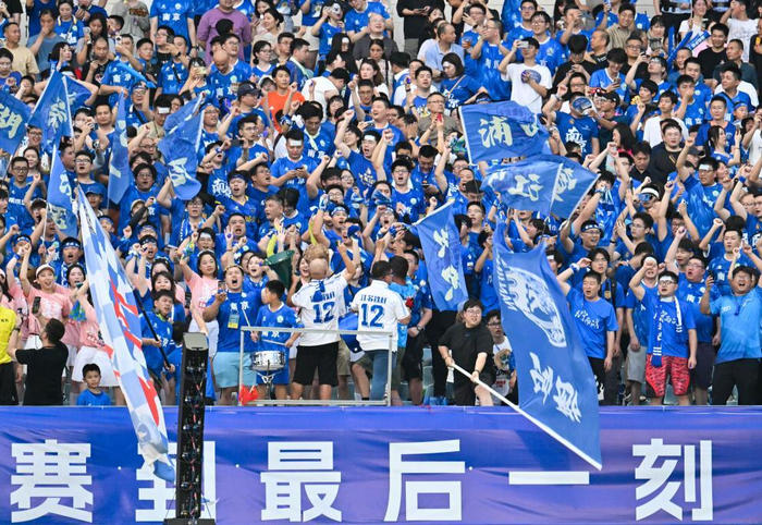 南京队球迷在现场为球队助威