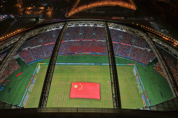 10月7日,“苏超”淘汰赛1/4决赛南通主场对阵淮安,南通体育会展中心顶盖打开。许丛军摄