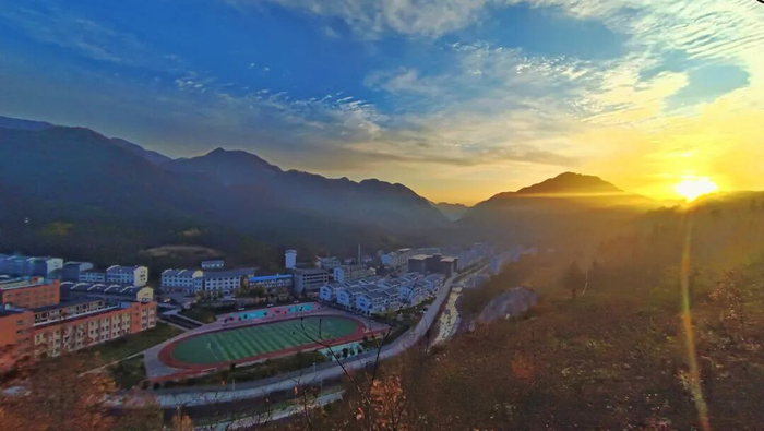 朝阳初照 通讯员 杨祖盛摄