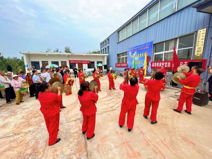 图：桑树坪村花椒采摘大赛现场锣鼓声声
