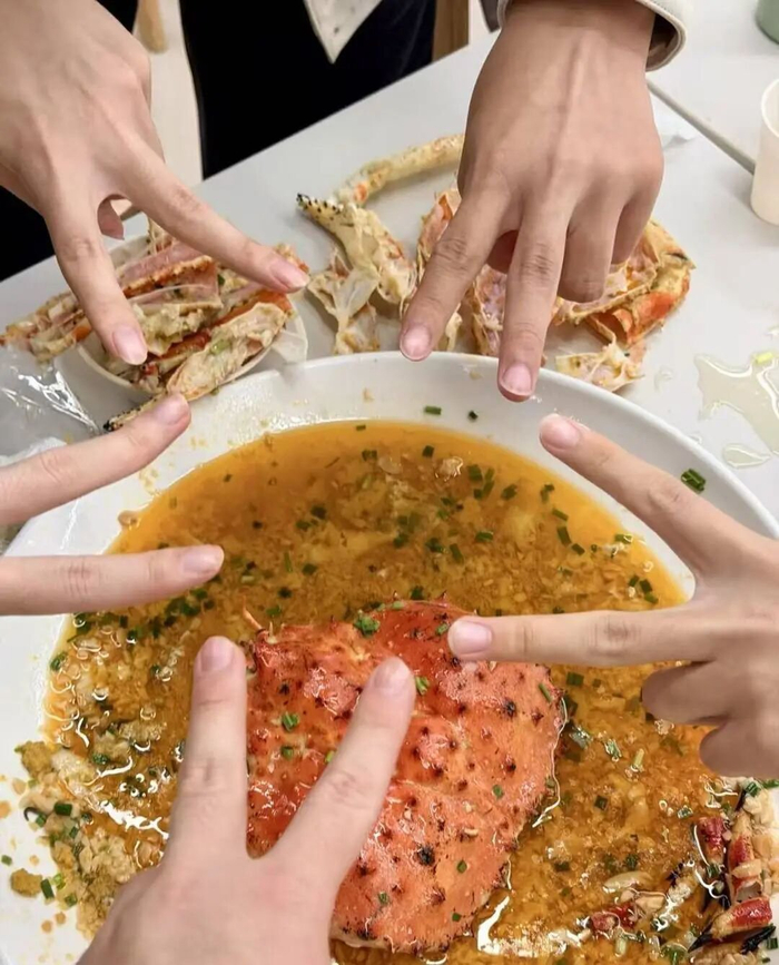 南京大学学生晒出的蒜蓉帝王蟹