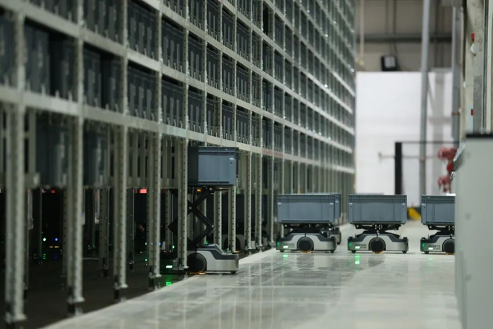 京东智狼专为解决12米以下标准料箱存储场景下自动化设备成本高、存储能力不足的问题而设计