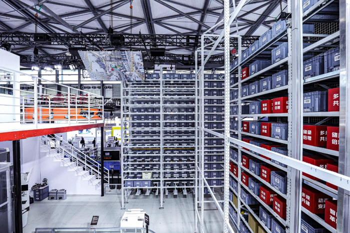 2025 CeMAT ASIA，京东物流首次发布了智狼扩展版、天狼四向车、自动分播墙（端到端版）三款 “狼族” 机器人