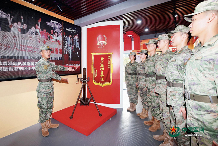 官兵在荣誉室学习连史。易定 摄