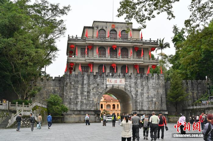 图为秋日的友谊关景区，吸引大批游客前来观光。俞靖 摄