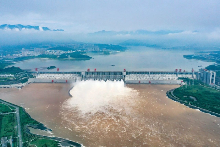 ▲应对长江2024年第2号洪水，三峡工程开启九孔泄洪。摄影：汤伟