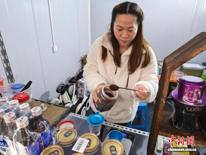 图为欧华玲正在制作越南滴漏咖啡。杨陈 摄