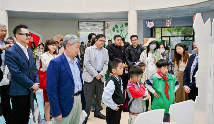 图注：上海市民参观沪滇合作生物多样性保护特展