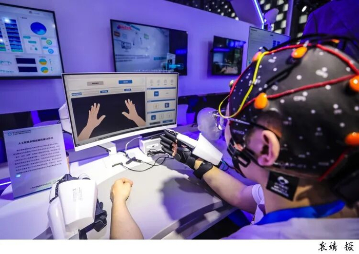 一家上海脑机接口企业在展示他们的技术如何帮助瘫痪病人进行肢体功能恢复训练。（文汇报记者 袁婧摄）