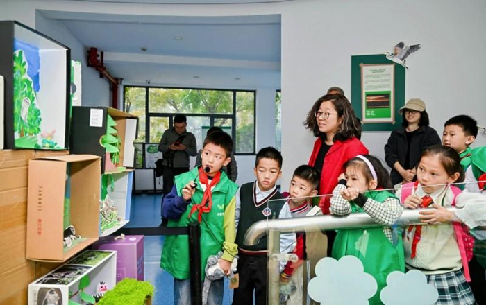 图注：小学生分享滇金丝猴生境迷你沙盘的制作