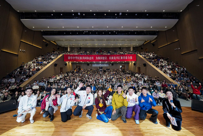 图为:北京邮电大学活动现场合影