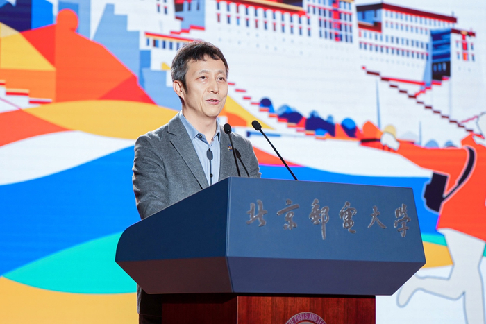 图为:北京邮电大学党委副书记马启华致辞