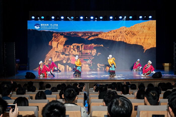 图为:阿里地区日土县艺术团演出