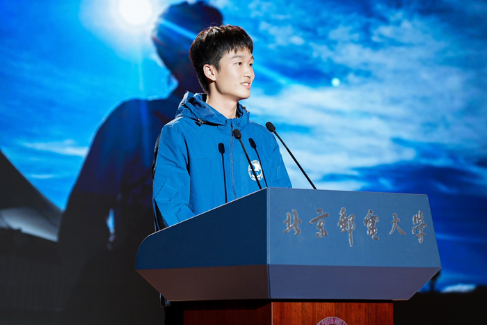 图为:北邮学生代表赖维轩分享