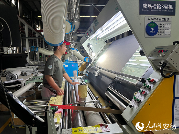瑞高科技的车间内，工人正在对成品进行检查。人民网记者 李希蒙摄