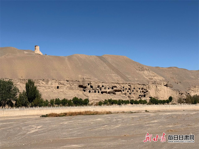 莫高窟洞窟群远景　　