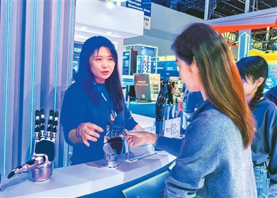 工作人员在HICOOL 2025全球创业者峰会上为观众介绍触觉传感器。