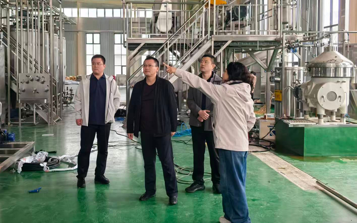 武邑联社领导班子成员赴唯果酿酒有限公司走访调研。