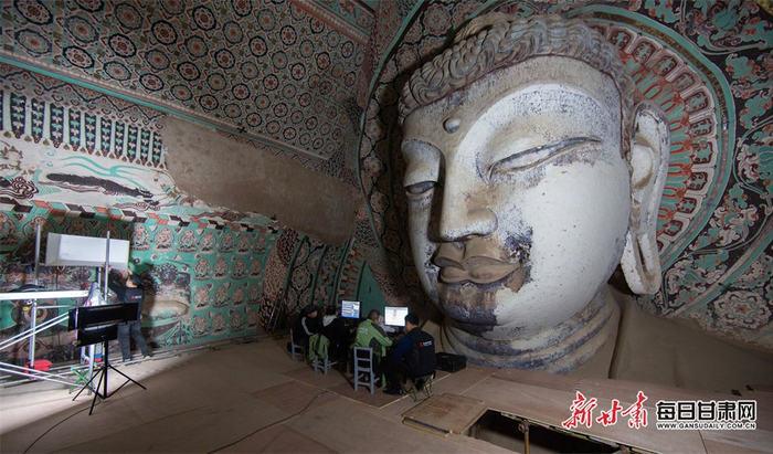 莫高窟第130窟-壁画数字化采集工作照（敦煌研究院供图）　　