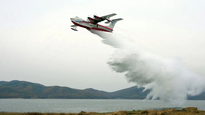 AG600飞机在松花湖水域进行汲水投水演练