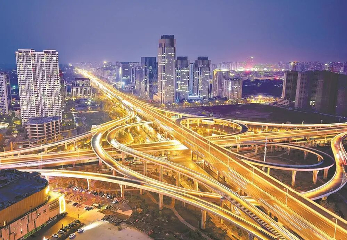 夜色中的云兴立交桥。 乔森垚 摄