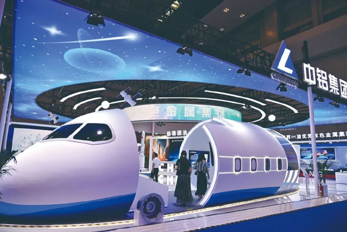 第七届中国西部国际投资贸易洽谈会上的中铝集团展馆一角。（孙凯芳摄）