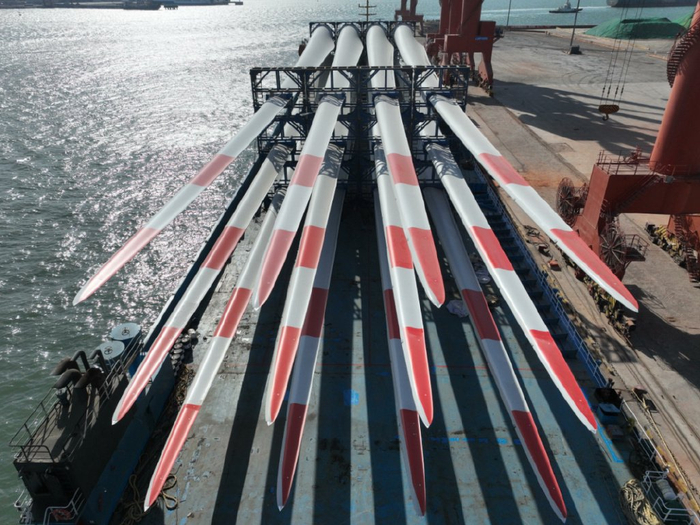 图为东方电气风电（山东）有限公司的海上风电叶片从蓬莱港出运。（资料图片）