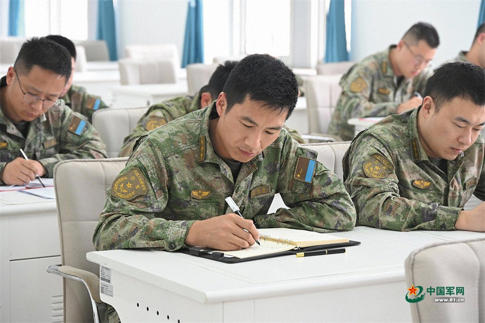 北部战区空军某部多措并举提升部队战斗力。图为“研战课堂”上机关干部认真学习。刘军毅 摄
