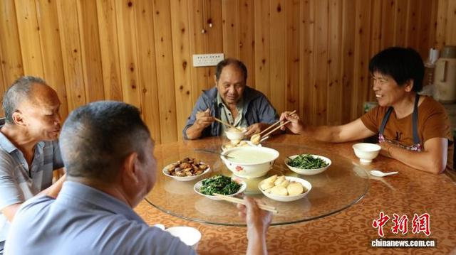 雷庆荣和邻居共进午餐。孙杨洋 摄