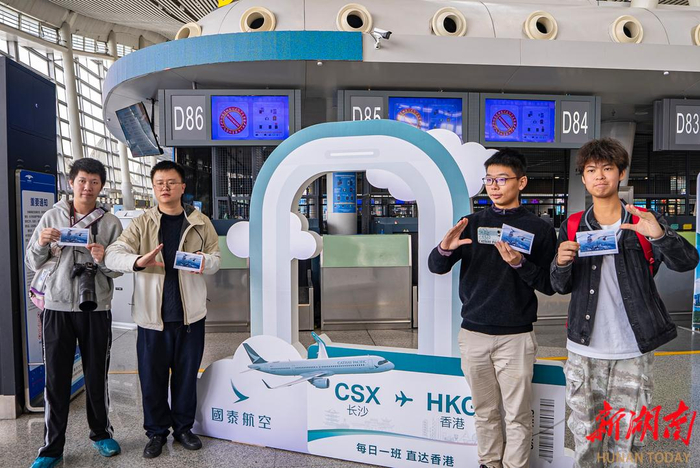 （乘坐长沙往返香港直飞航线的旅客。童臻熙 摄）