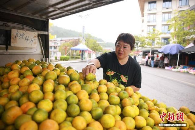 潘黄梅和丈夫开了一个流动水果摊。孙杨洋 摄