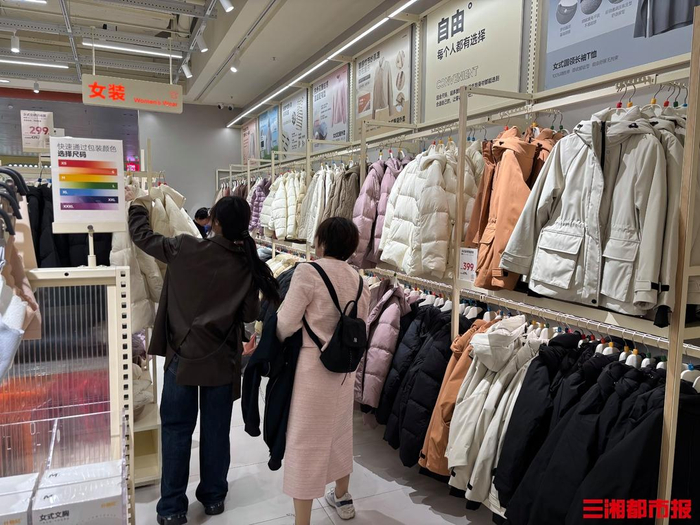 一商场内，市民正在选购羽绒服。仝若楠摄